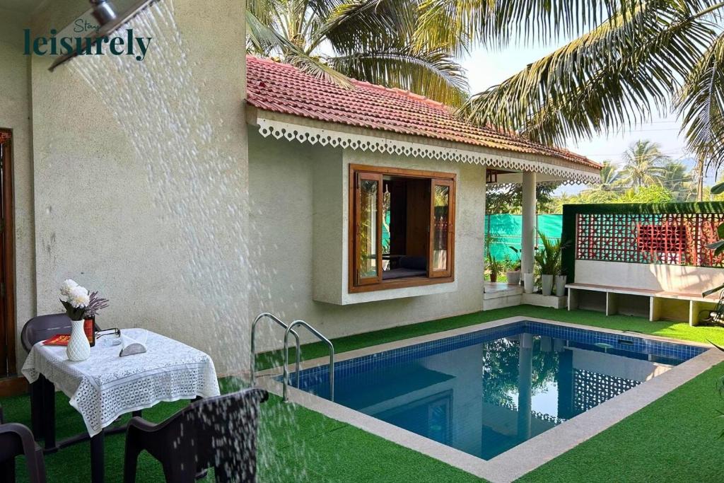 Bazén v ubytování Stay Leisurely Blue Leaf Villa 3BHK, Alibaug nebo v jeho okolí