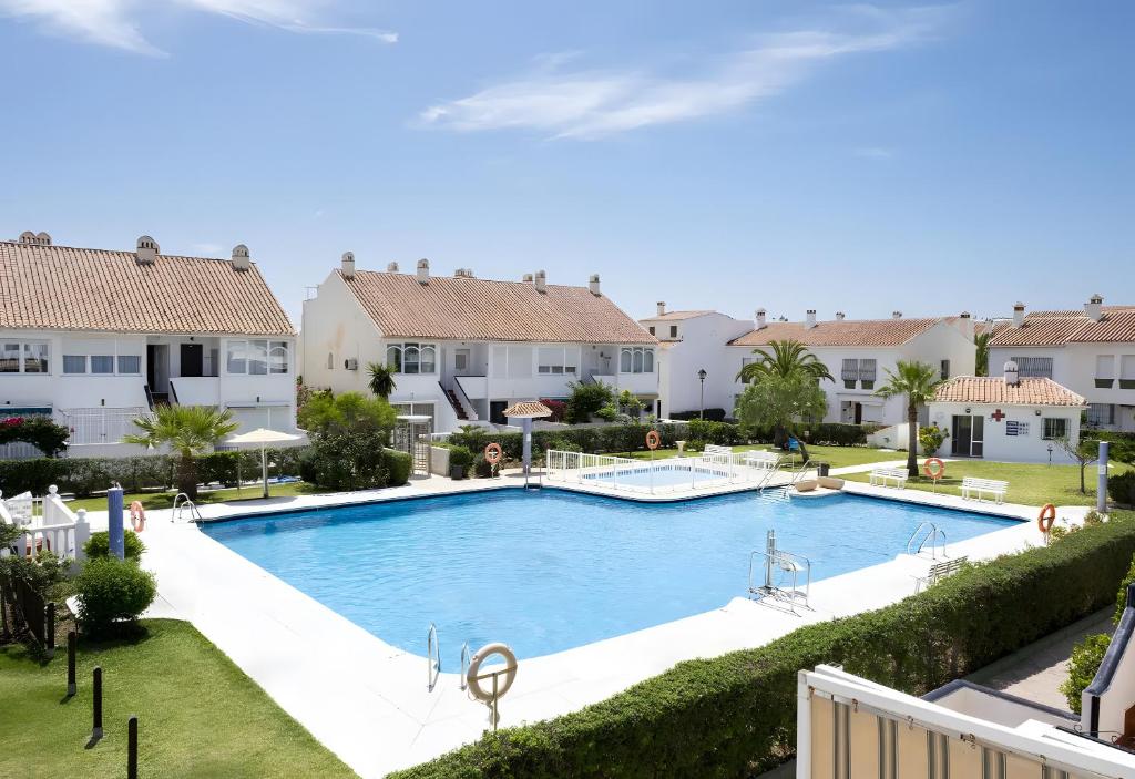 Castillo BajoにあるEstudio Mediterraneo A124の家屋のある庭の大きなスイミングプール