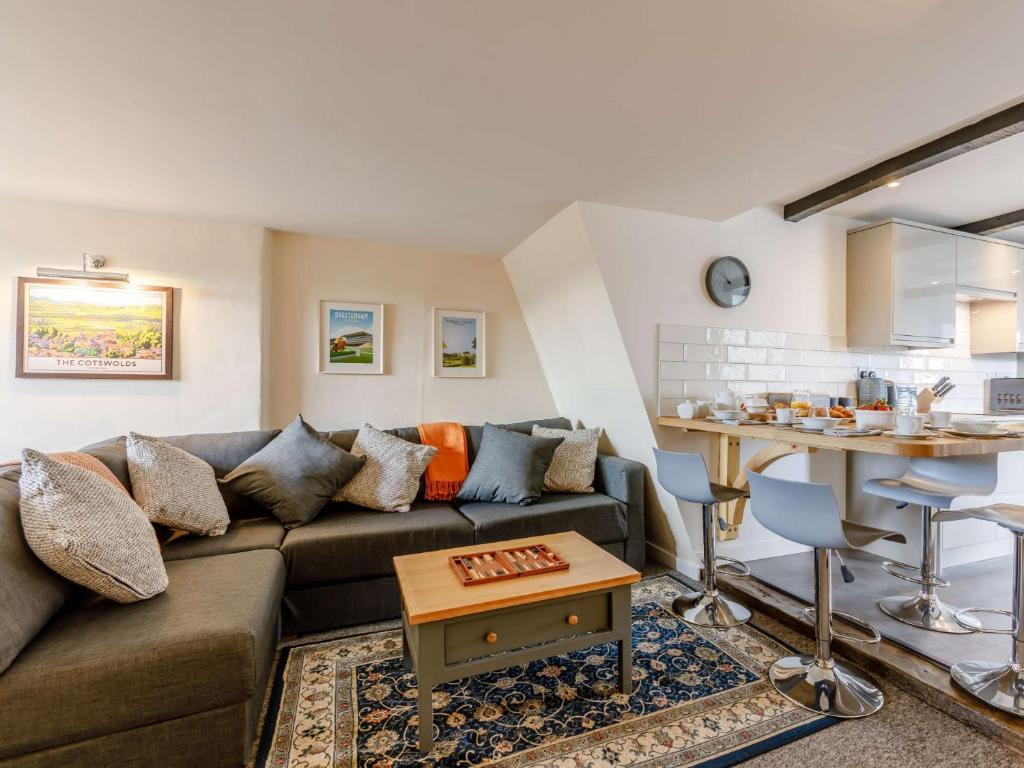 ウィンチカムにある2 Bed in Winchcombe 83182のソファとテーブルのあるリビングルーム