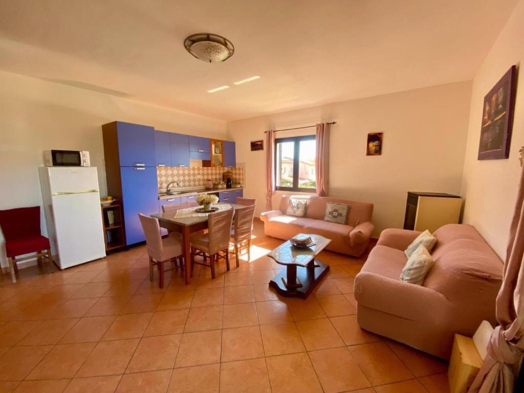 a living room with a couch and a table at Pupureddu con Terrazza ad Olbia in Olbia