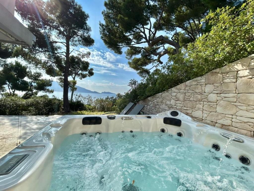 Villa Kennedy Corniche Vue exceptionnelle Jacuzzi Parking privé RoucasBlanc