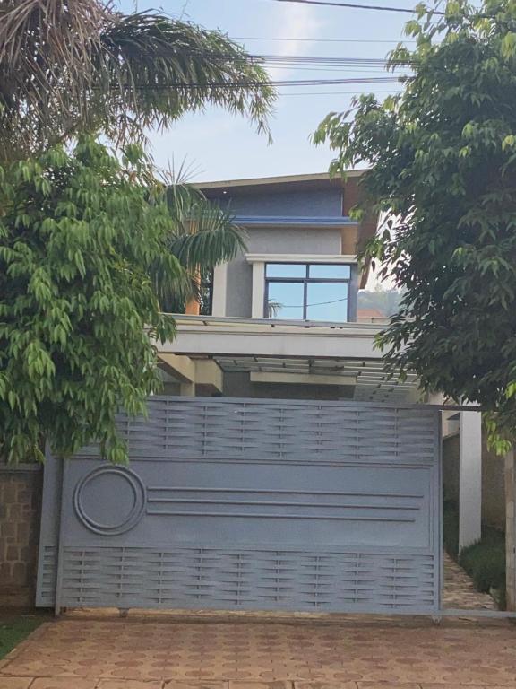 una casa con una puerta de garaje delante de ella en KIGALI SECRET STAY AND ViLLA, en Kigali