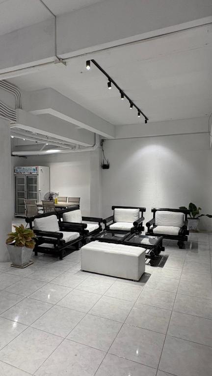 Holiday House Kata & Karon Phuket Hotel - Resim 1