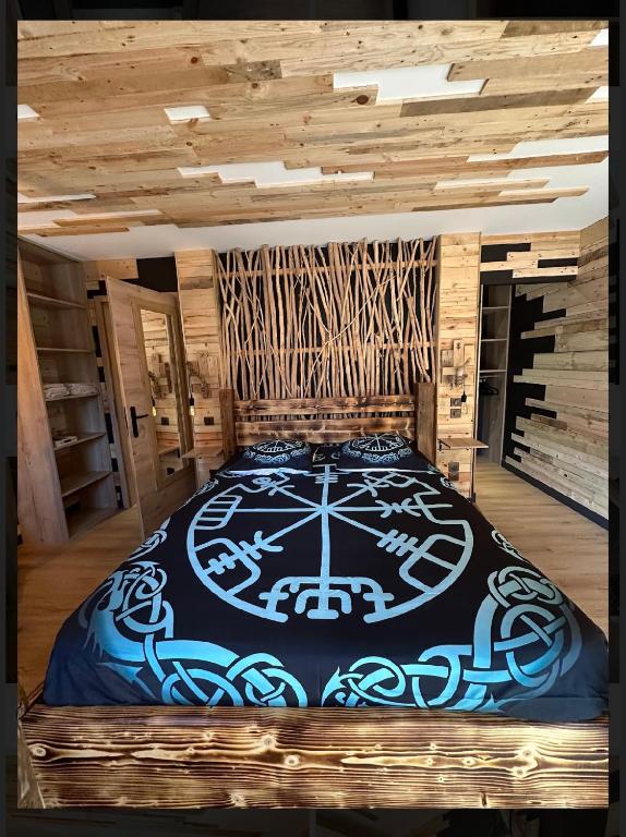 1 dormitorio con 1 cama grande con reloj en Le VALHALLA chambre freya, en Forges-les-Eaux