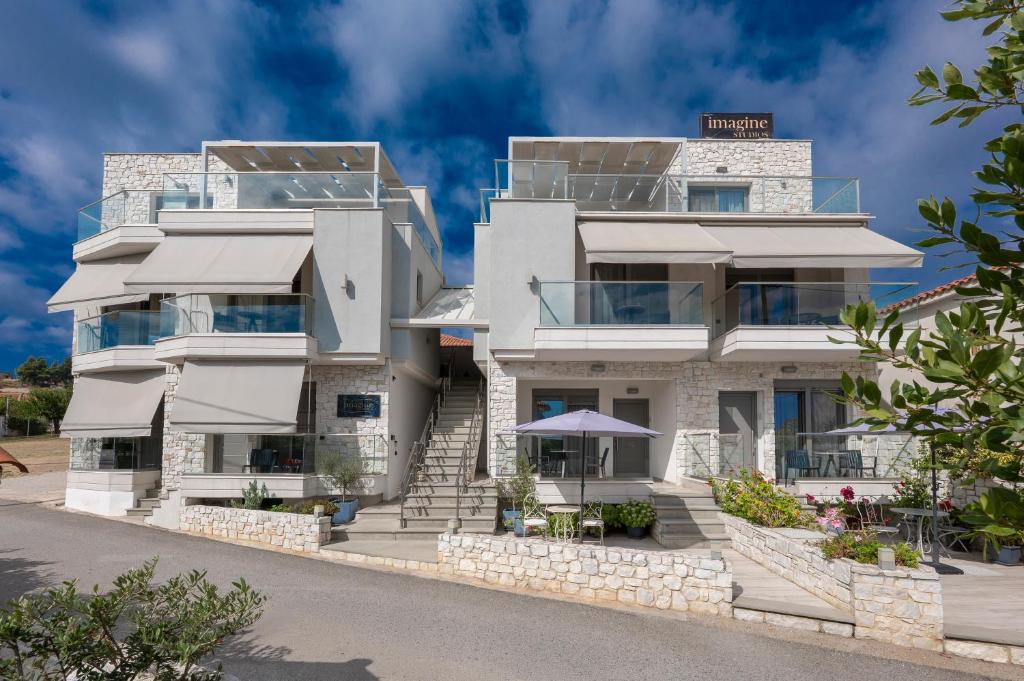 Το κτήριο όπου στεγάζεται  το διαμέρισμα