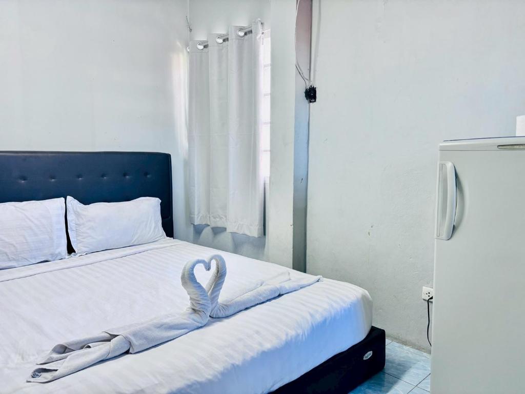 a bedroom with a bed with a swan decoration on it at Onnut36 Apartment in Amphoe Phra Khanong