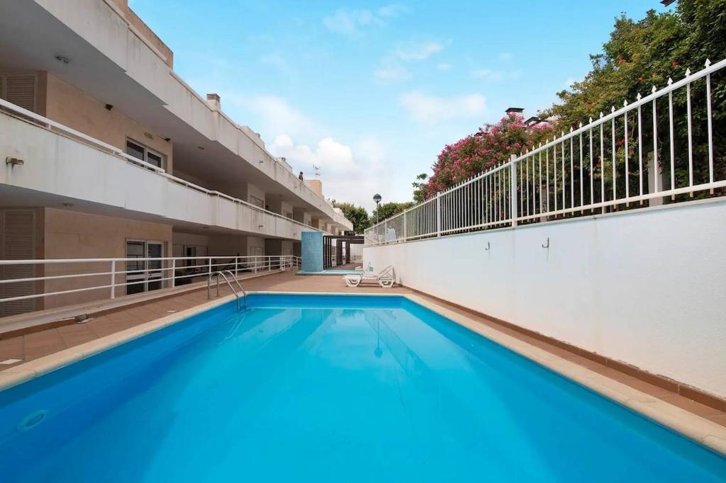 a swimming pool in the middle of a building at Apartamento T3 Santa Luzia - G in Santa Luzia