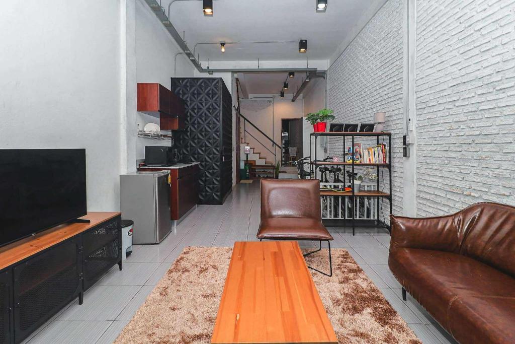 Una sala de estar con un sofá y un televisor. en Rose Loft Family or friends 6 person, en Thonhuri