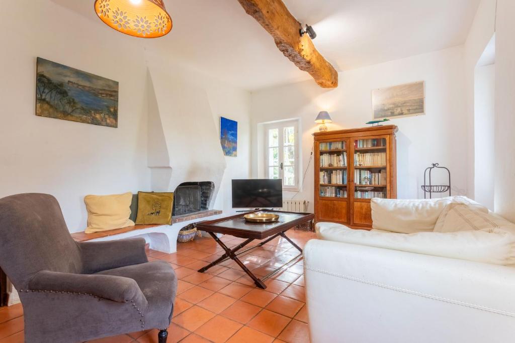 a living room with a white couch and a table at Maison de charme à Lorgues in Lorgues