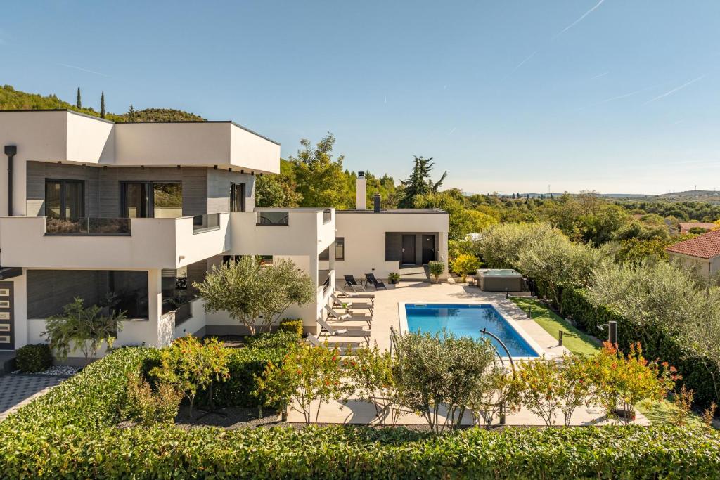 Bazén v ubytování Villa Bura ZadarVillas nebo v jeho okolí
