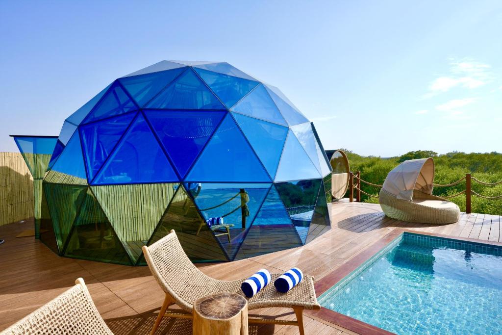 ウンム・アル・カイワインにあるLuxeglampのスイミングプールとドームのある家