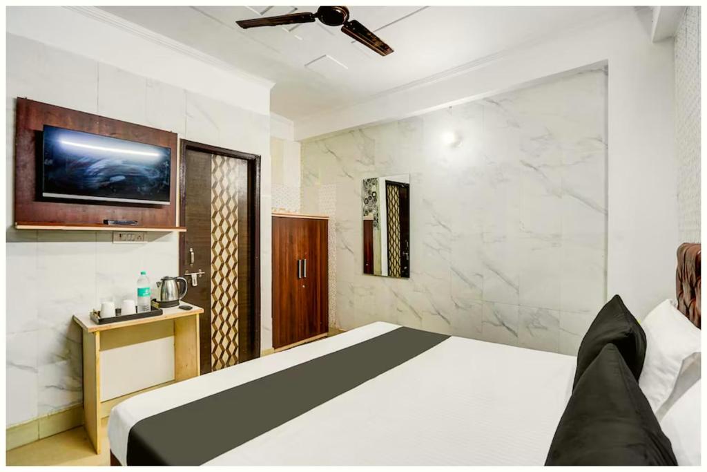 Postel nebo postele na pokoji v ubytování Hotel Shriman Premium Inn#Near Swargadwar Market and Jagannath Temple, Fully Air-Conditioned Hotel with Wifi - LIFT - Restaurant and Parking Facilities - Best Budget Hotel