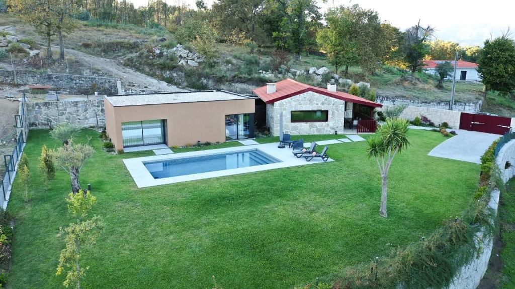 an aerial view of a house with a swimming pool at Casa Encosta do Monte in Póvoa de Lanhoso