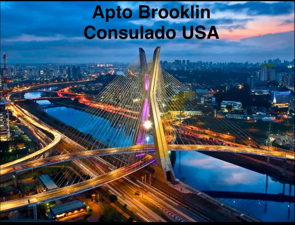 Hotel Consulado USA Brooklin SP, a bridge over a city with traffic at night at Consulado USA Brooklin SP in São Paulo