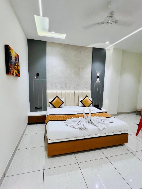 a bedroom with two beds in a room at Hotel Apple in Phardāpur