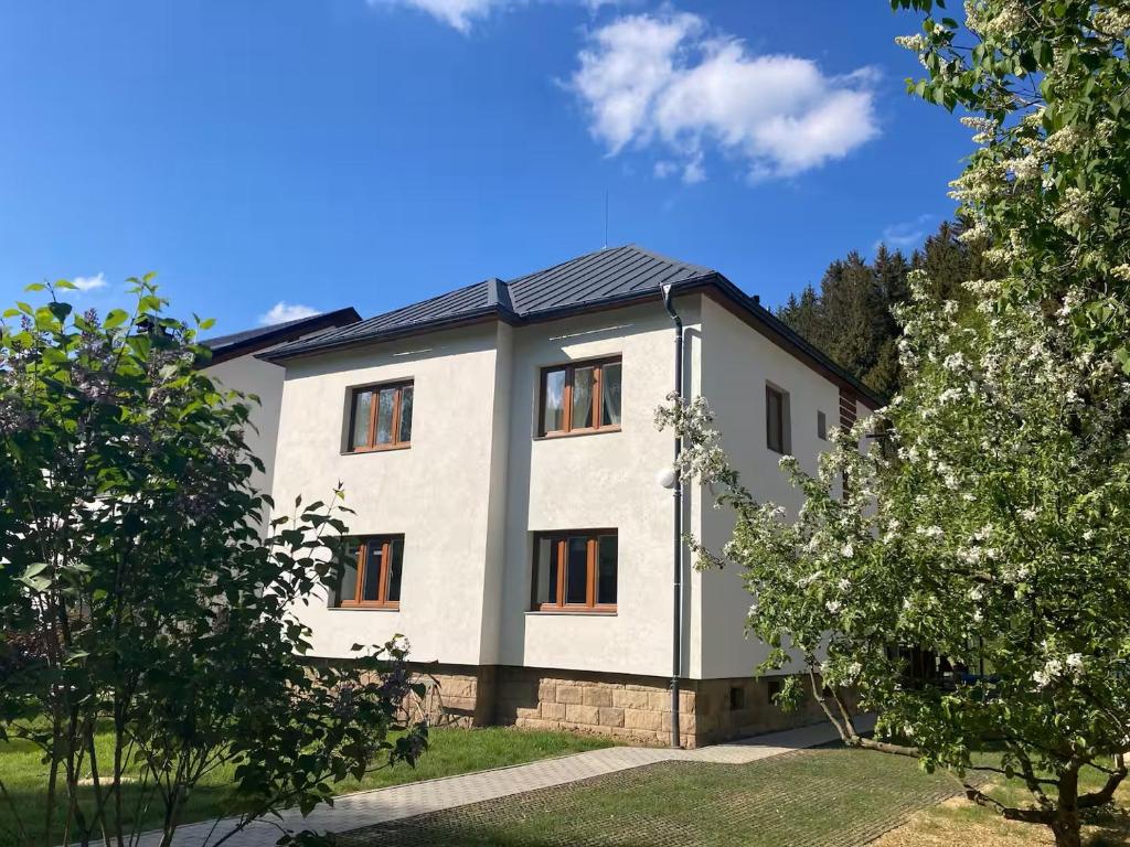 Budova, kde se vila nachází