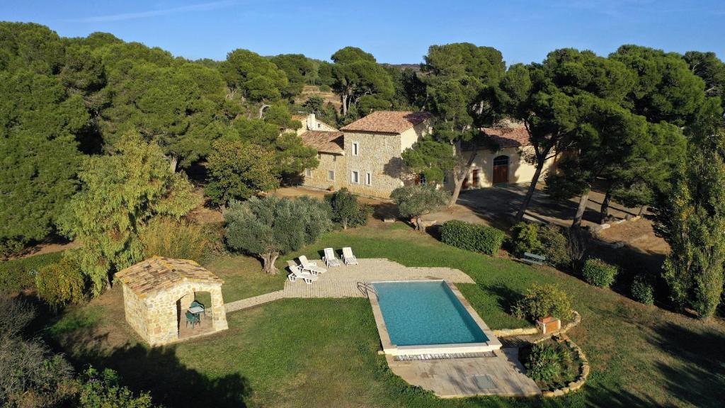 an aerial view of a house with a swimming pool at Mas Viticole à 10 min de Narbonne in Bizanet
