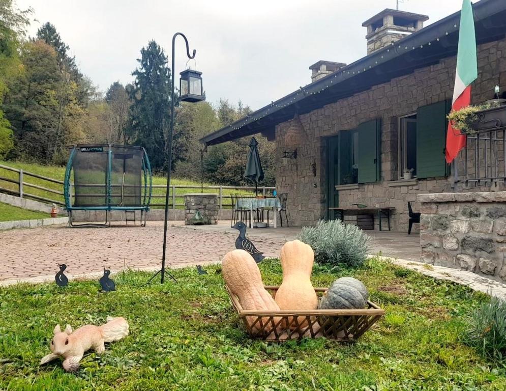 OnoreにあるLa Casa di Angiの建物の前の芝生に座っている人形のグループ