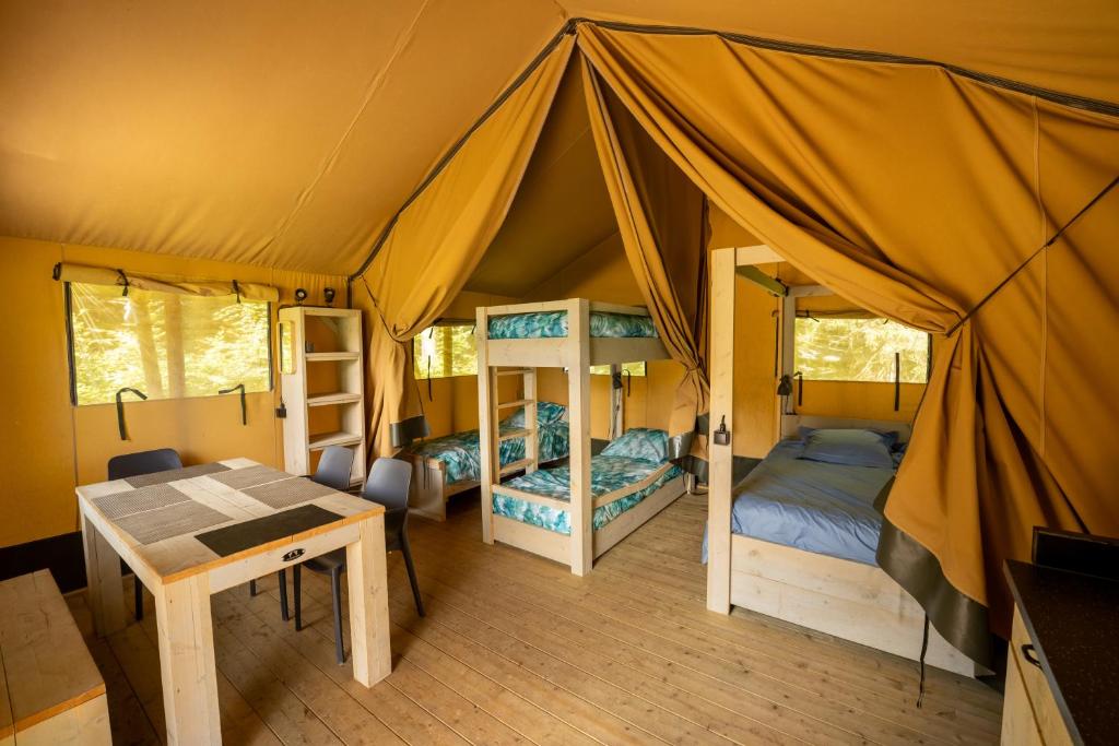 Ένα ή περισσότερα κρεβάτια σε δωμάτιο στο Flower Camping La Sténiole