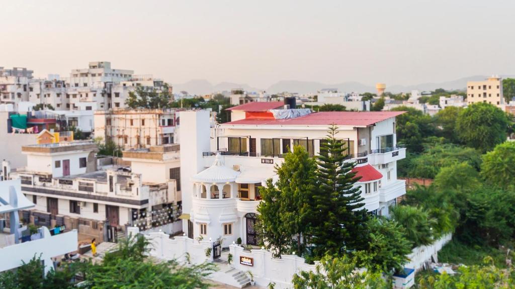 Una vista de una ciudad con edificios y árboles. en Aara - Boutique stay, en Udaipur