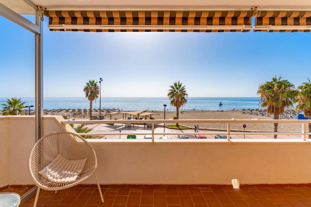 a balcony with a view of the beach at Apartamento Mormor in Las Lagunas Mijas