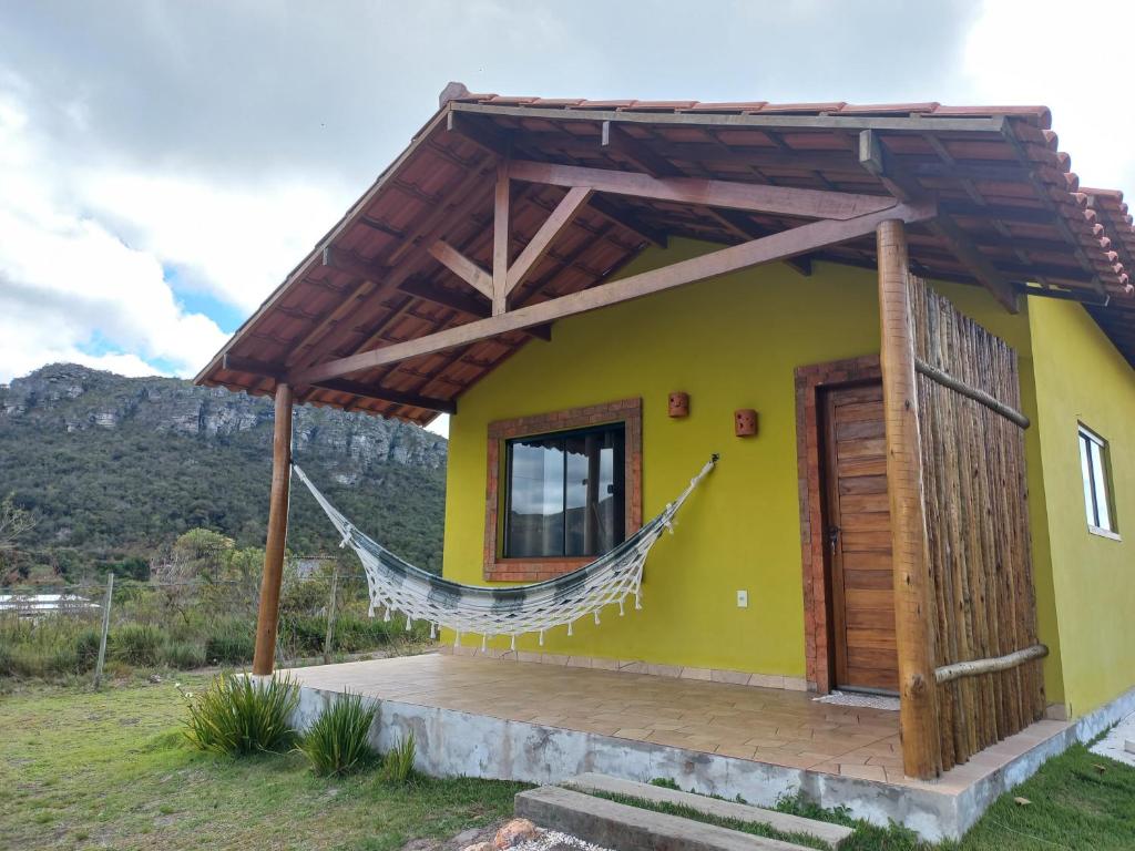 ein Haus mit einer Hängematte davor in der Unterkunft Recanto Cachoeiras de Ibicoara in Ibicoara