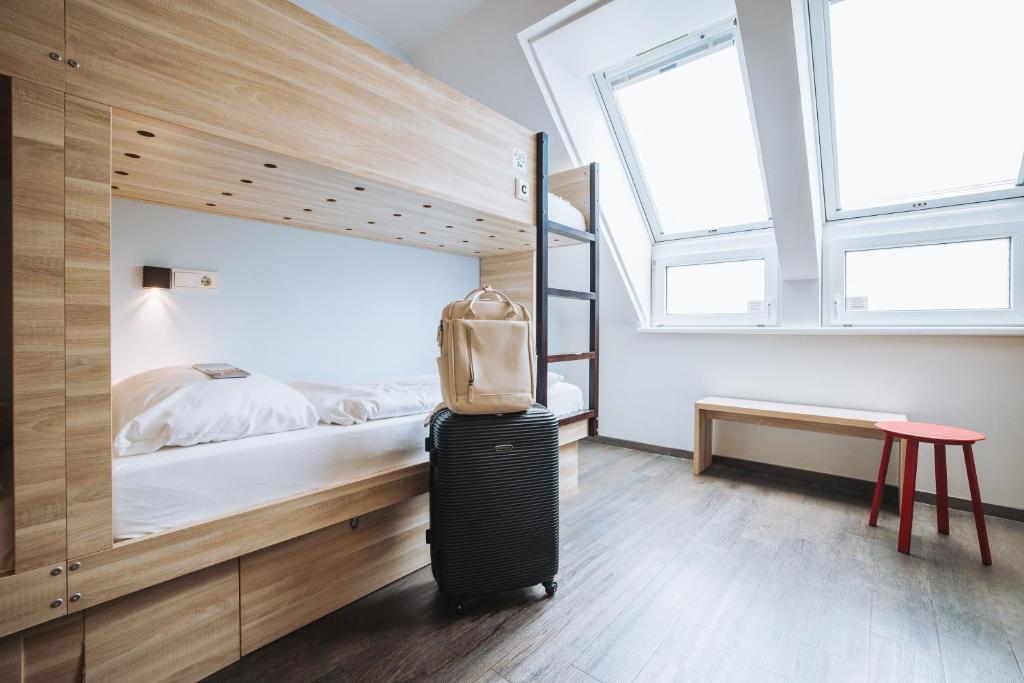 MEININGER Hotel Wien Downtown Franz - 6 Bed Room
