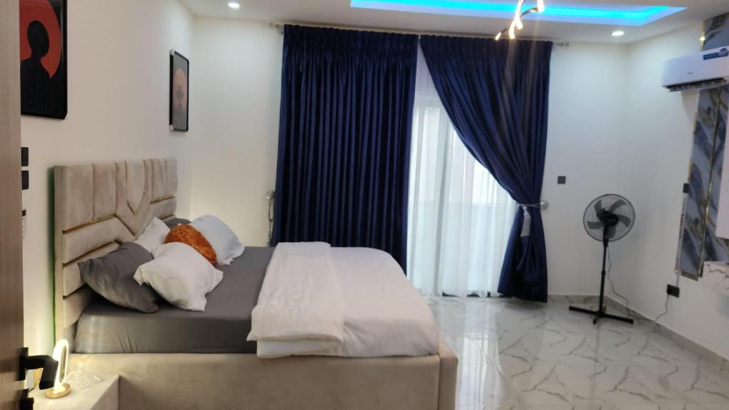 a bedroom with a large bed and a window at MM Luxury 3 bedroom Duplex Terrance in Aja