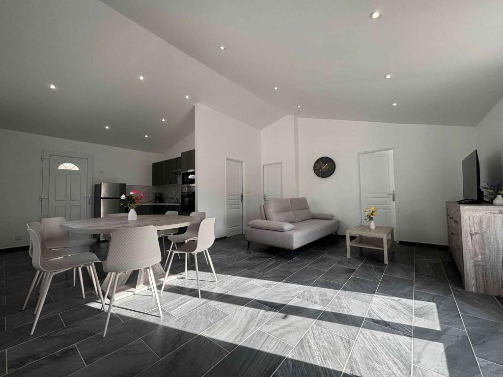ein Wohnzimmer mit Tisch und Stühlen und einer Couch in der Unterkunft Maison neuve proche plage, 3 chambres, 6 couchages à Saint-Denis d'Oléron - FR-1-246A-374 in La Michelière