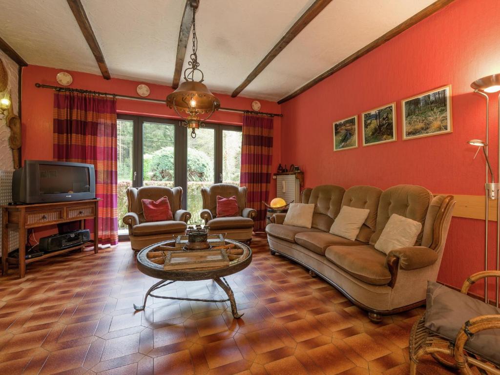 ウェームにあるHoliday Home in Waimes with Private Gardenのソファとテーブルのあるリビングルーム