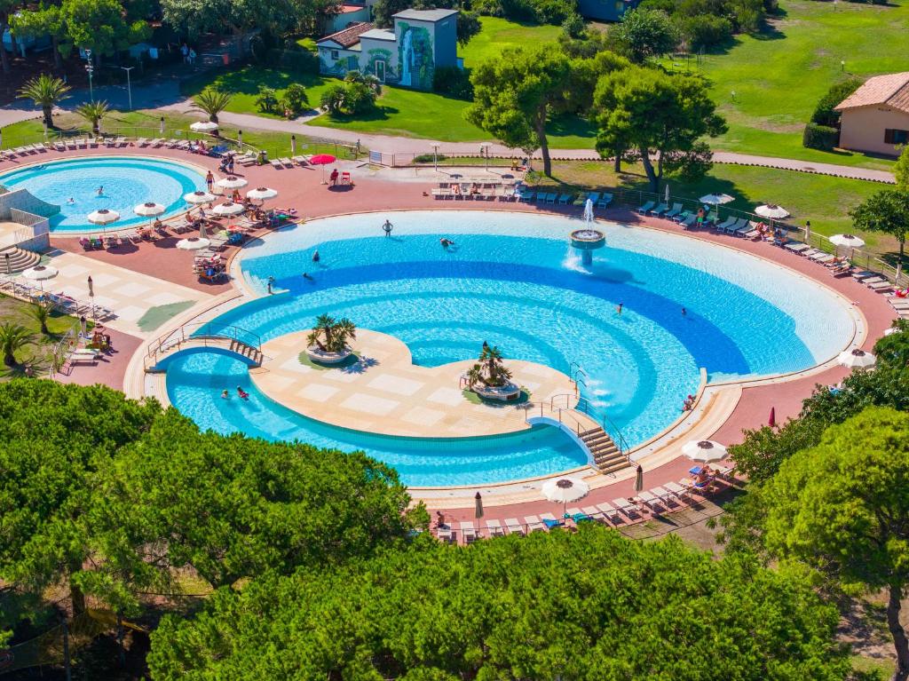 an overhead view of a large swimming pool at Happy Camp Mobile Homes in Gitavillage California in Torre di Montalto