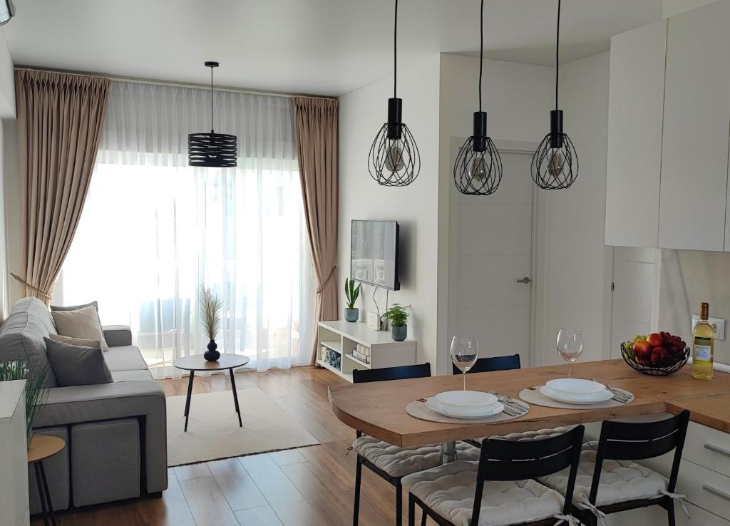 ein Wohnzimmer mit Tisch und Couch in der Unterkunft Vista De Mar in Roquetas de Mar