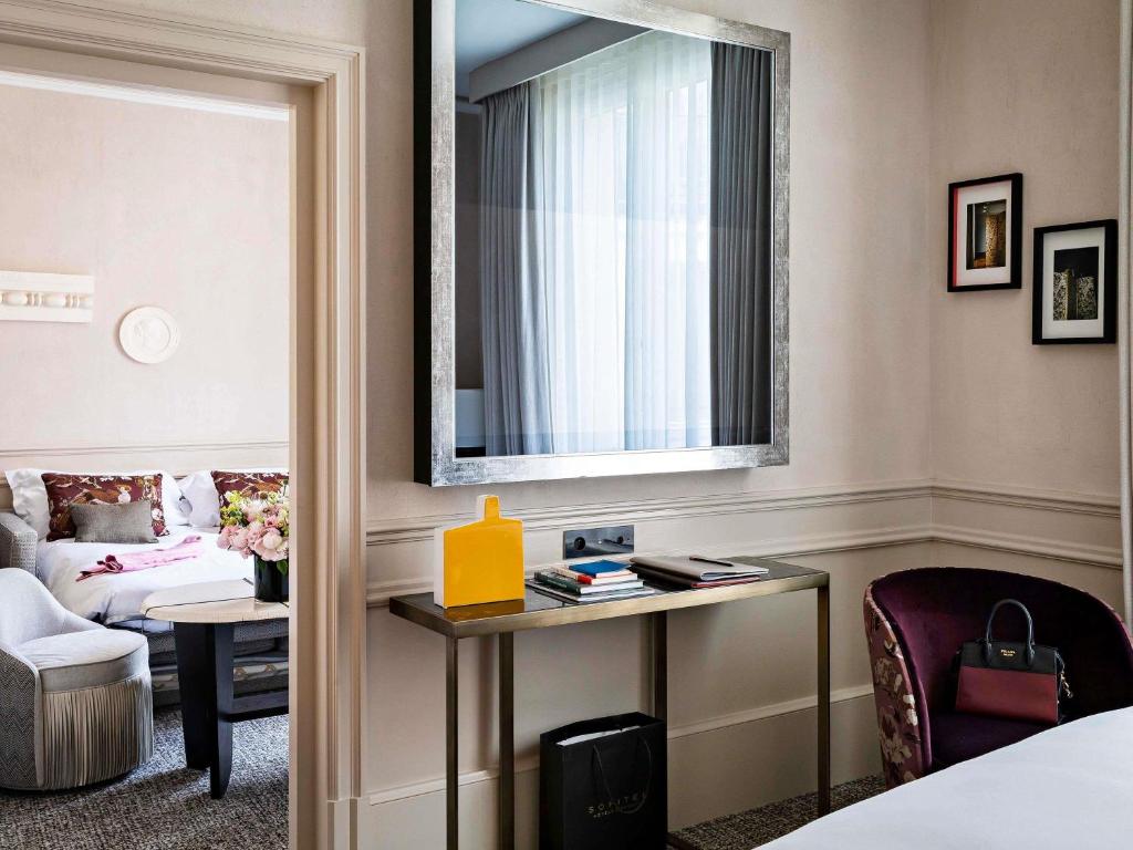 
Premium Junior Suite with One King Bed and Living Room - Courtyard or Rue Scribe View
