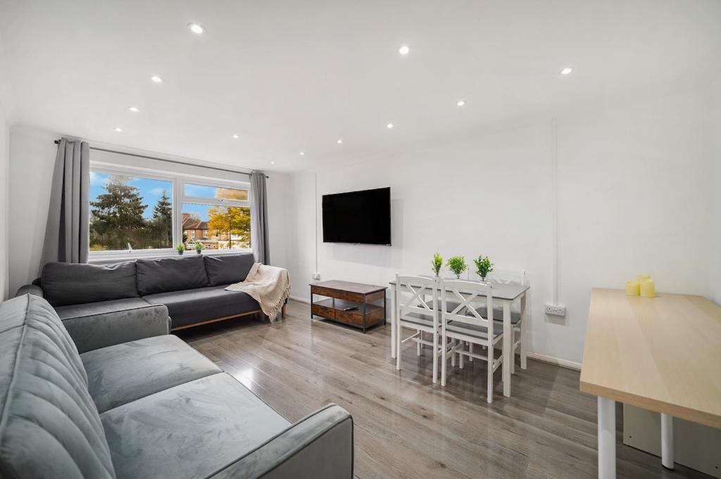 TV a/nebo společenská místnost v ubytování Cozy 2 bed Close to Wembley Reduction for long stay