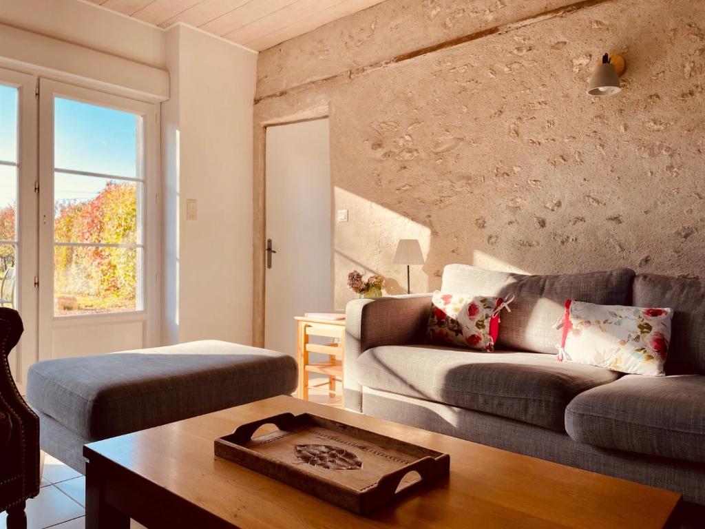 a living room with a couch and a table at Gîte de Masne in Courbouzon