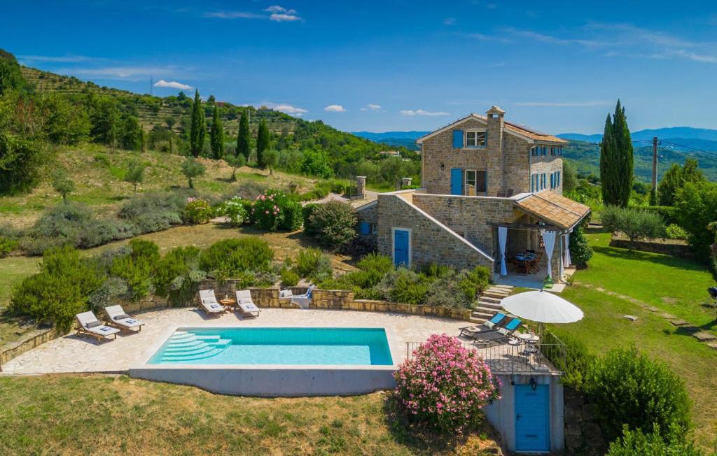 una vista aérea de una casa con piscina en Villa Pigini by Villas Guide, en Livade