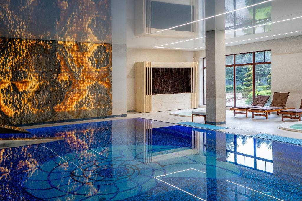 ナダジンにあるHotel Park Kajetanyの壁画のある家のスイミングプール