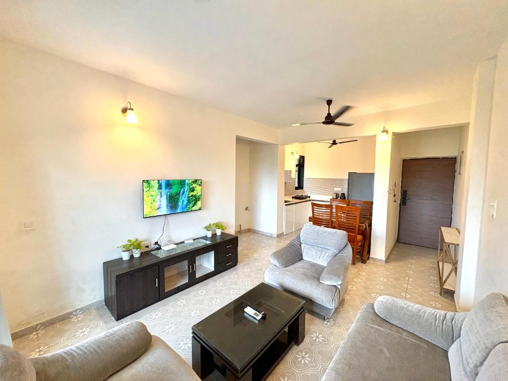Χώρος καθιστικού στο Chic 1BHK Goan Retreat with Balcony, Pool & Amenities - Close to Candolim Beach