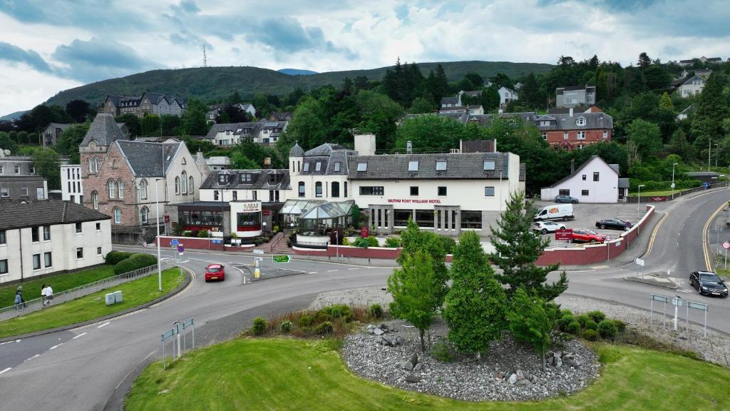 un pueblo con una calle con coches en una carretera en Muthu Fort William Hotel, en Fort William