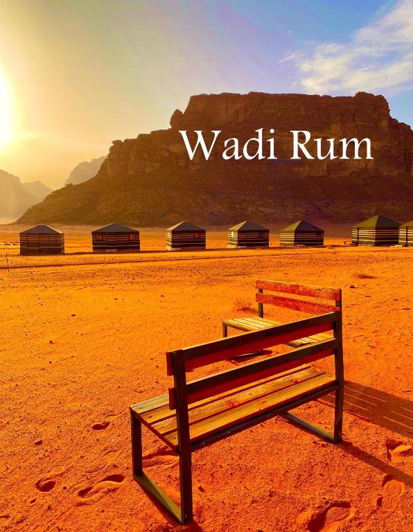 瓦迪拉姆Crescent Camp & Tours的沙滩上的长椅上写着“观看朗姆酒”