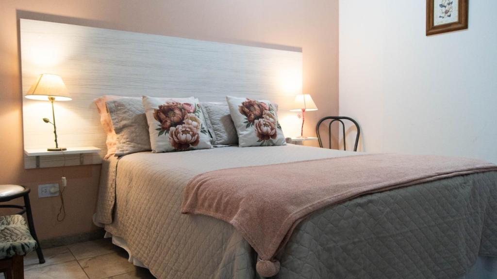 - une chambre dotée d'un lit avec deux ours en peluche sur les oreillers dans l'établissement AMALIA departamentos, à San Rafael