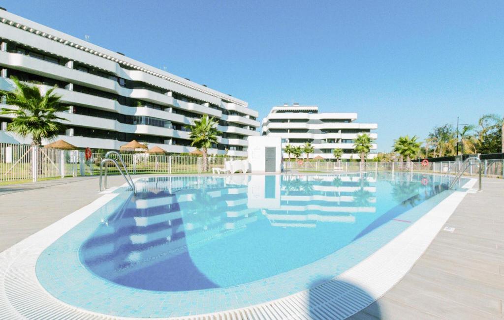ein großes Schwimmbad vor einem Gebäude in der Unterkunft Lovely Apartment In Torremolinos in Torremolinos