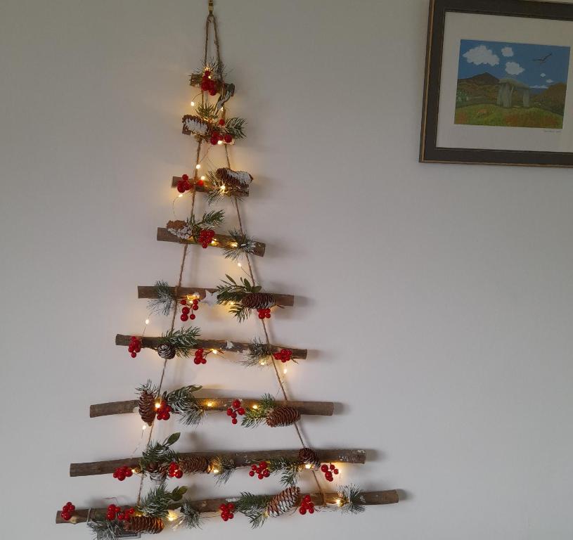 un arbre de Noël en rondins dans l'établissement Y Gegin Fach Cardigan, à Rhos-hill