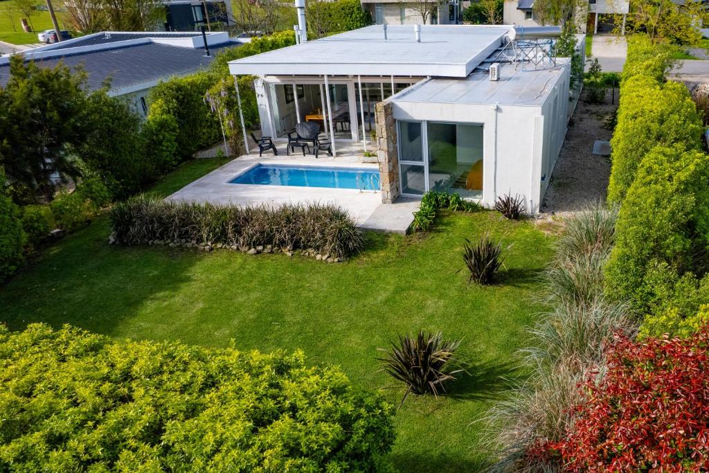 an overhead view of a backyard with a pool and a house at Casa Angelica - Casa en Barrio Cerrado Arenas del Sur para 6 PAX con Pileta y Parilla in Mar del Plata