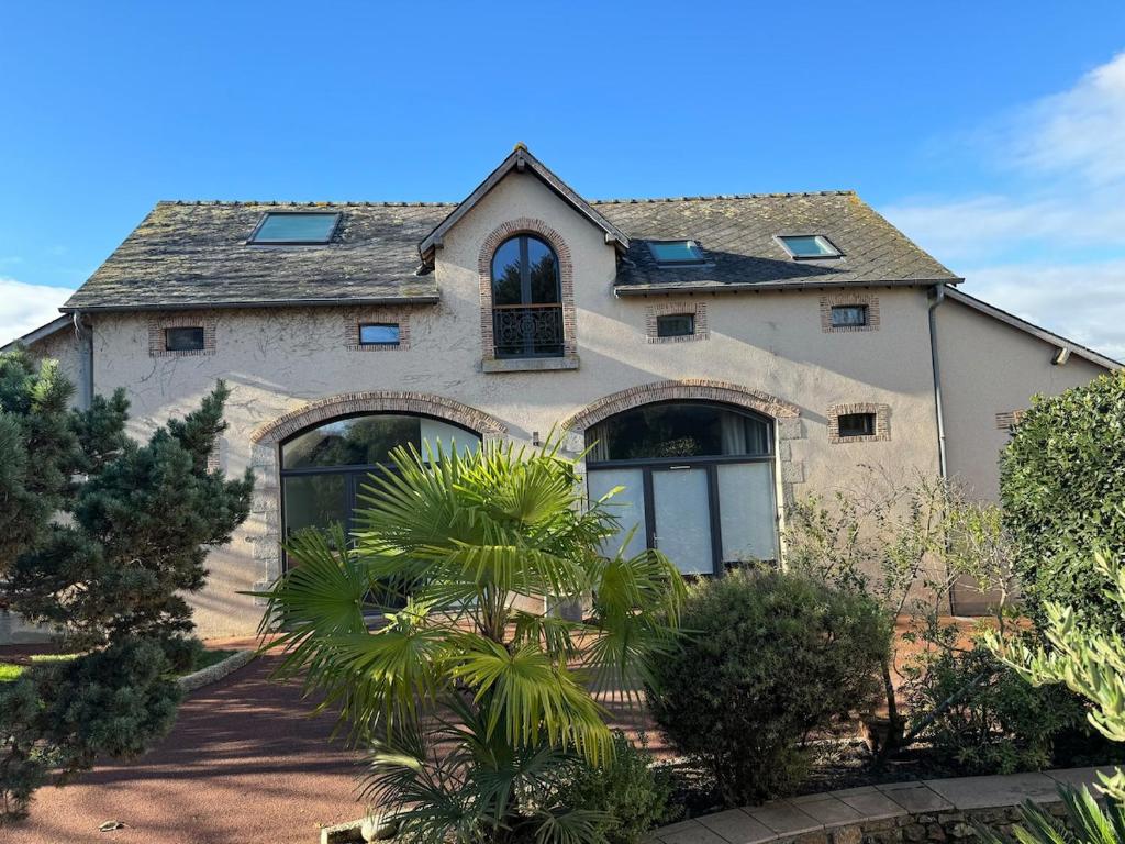 een oud huis met een raam erop bij Joli studio de 30 m2 in Laval