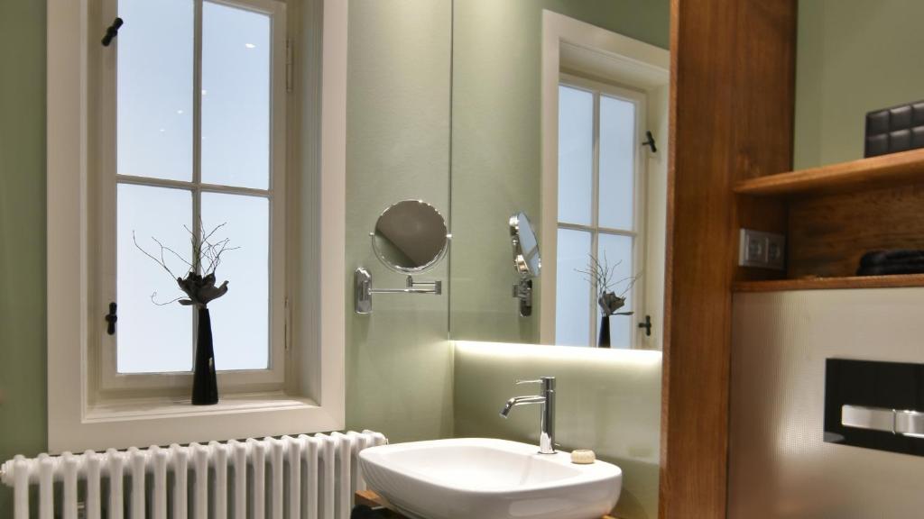 une salle de bain avec un lavabo et une fenêtre dans l'établissement Carl.22 City Appartements, à Eisenach