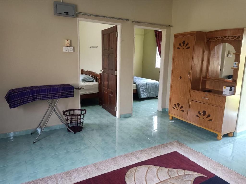 una stanza con una camera da letto con un letto e uno specchio di Homestay Teratak Senja a Pasir Mas