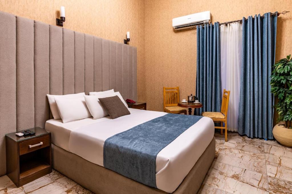 Ένα ή περισσότερα κρεβάτια σε δωμάτιο στο Veda hotel