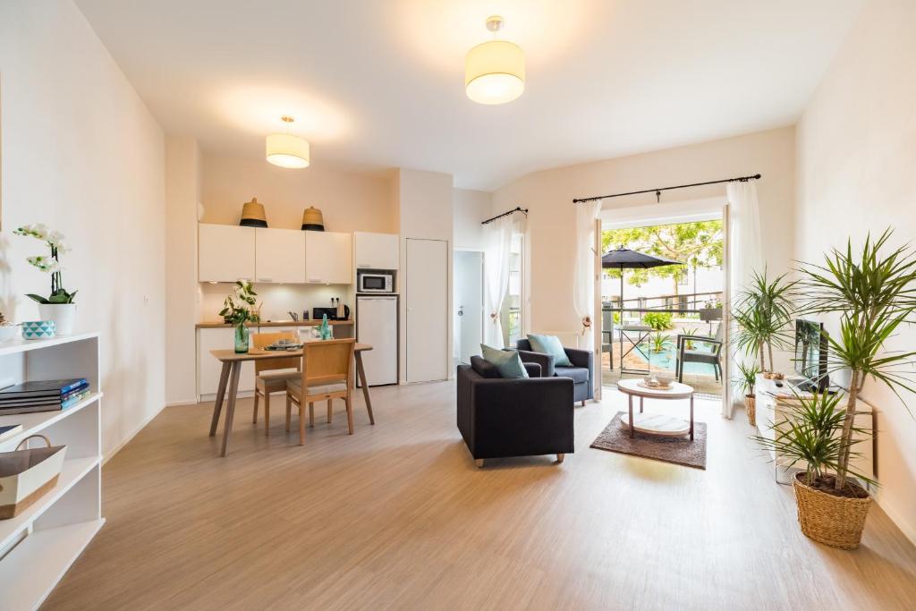 een woonkamer met een bank en een tafel bij Résidence de Perros-Guirec in Perros-Guirec