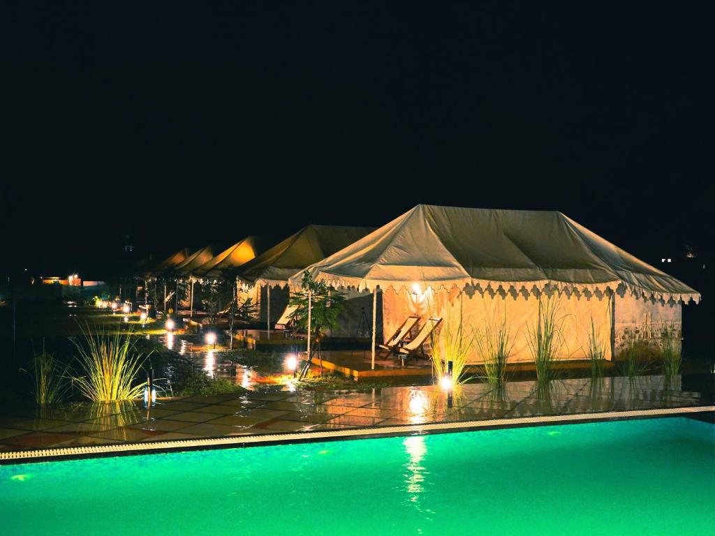 Πισίνα στο ή κοντά στο Baagh Dwar Camp & Resort